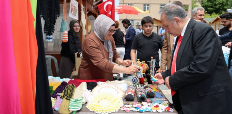 TALAS’TA BU PAZAR “MAHARETLİ ELLER” VAR