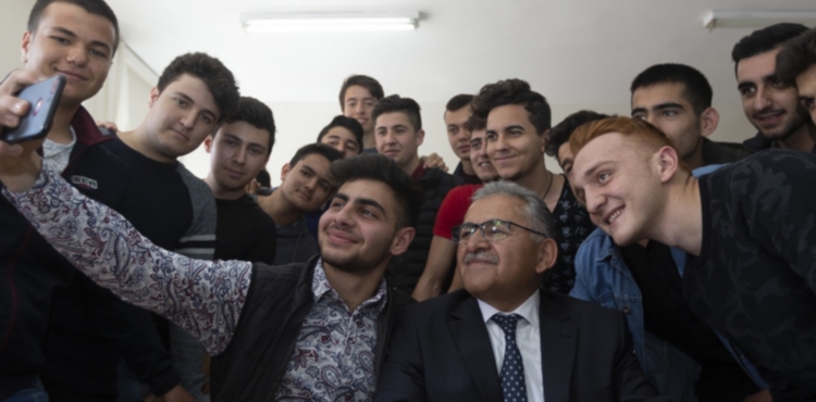 BAŞKAN BÜYÜKKILIÇ’TAN LGS ÖNCESİ MORAL VE DESTEK: 631 ÖĞRENCİYE ÜCRETSİZ KURS