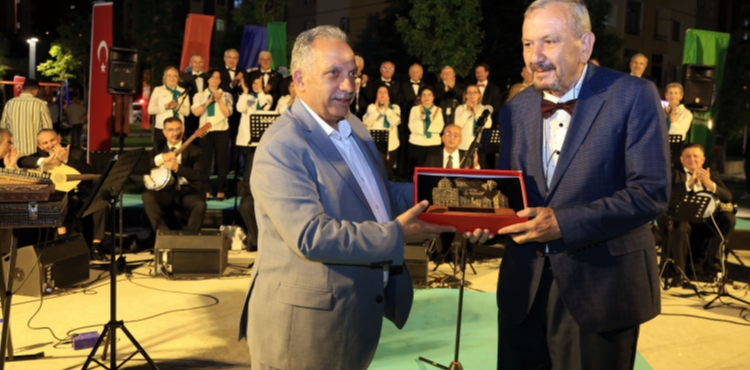 TALAS’TA BABALAR GÜNÜ COŞKUSU “HOŞ SEDA” İLE YAŞANDI
