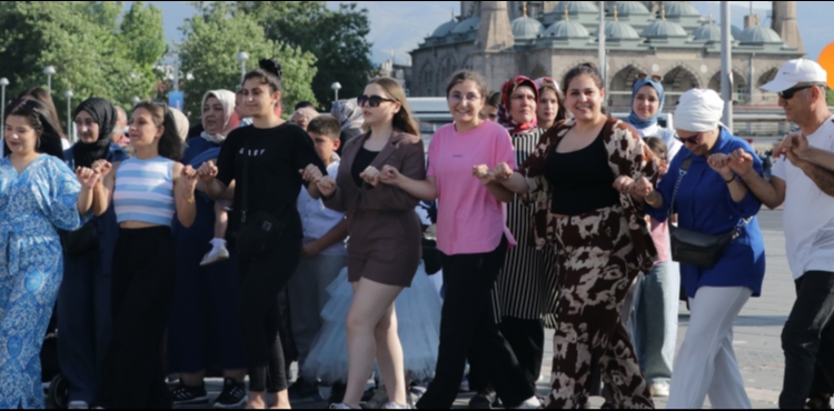 Kampanyası tamamlanan SMA’lı Muhammed için valilik önünde kutlama