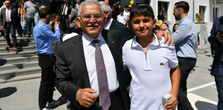 Başkan Özdoğan, öğrencilerin karne heyecanına ortak oldu