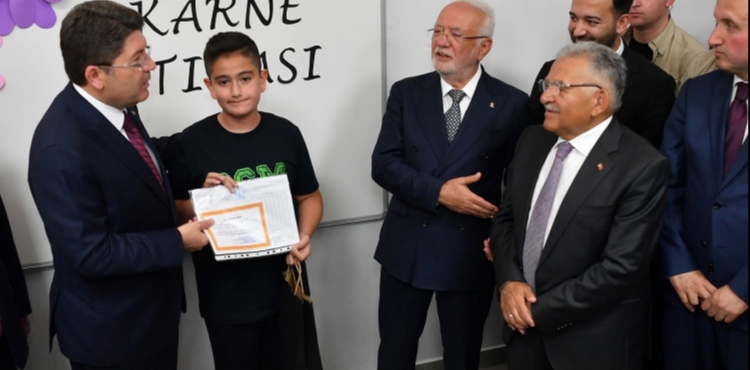 BAŞKAN BÜYÜKKILIÇ, BAKAN TUNÇ VE GENEL BAŞKAN VEKİLİ ELİTAŞ İLE ÇOCUKLARIN KARNE HEYECANINI PAYLAŞTI