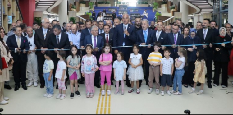 Bakan Ersoy, l Halk Ktphanesi'nin alna katld