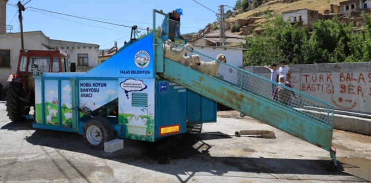 TALAS BELEDİYESİ’NDEN KENEYE KARŞI MOBİL BANYOLUK