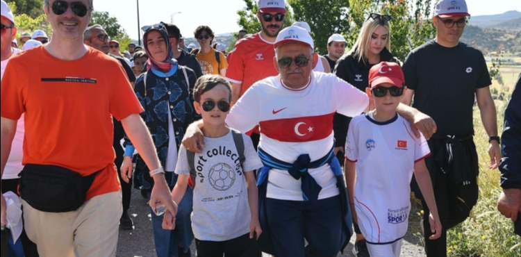 BAŞKAN BÜYÜKKILIÇ İLE KAYSERİ, SABAH SPORU İÇİN DOĞAYA KOŞTU