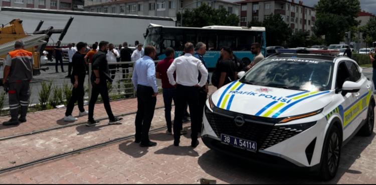 Kayseri'de TIR, otomobil ve otobüs çarpıştı: 8 yaralı