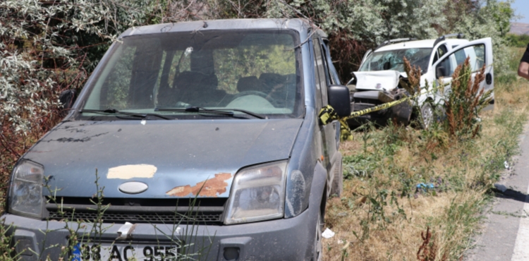 Hafif ticari araç, park halindeki araca çarptı; 1 ölü, 8 yaralı