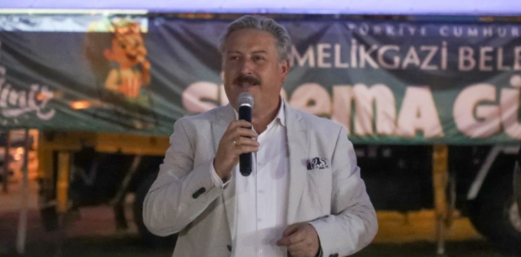 BAKAN PALANCIOLU, SNEMA GNLERNDE VATANDALARLA BR ARAYA GELD