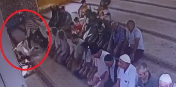 Husumetli komşusunu camide namaz kılarken bıçakla öldürdü