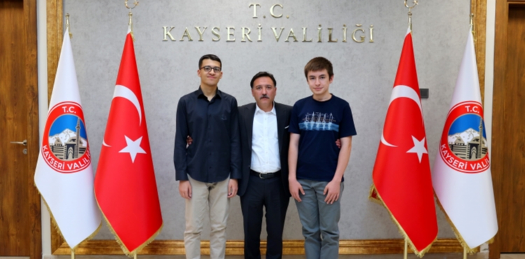VALİ ÇİÇEK, YKS’DE DERECEYE GİREN ÖĞRENCİLERİ MAKAMINDA KABUL ETTİ.