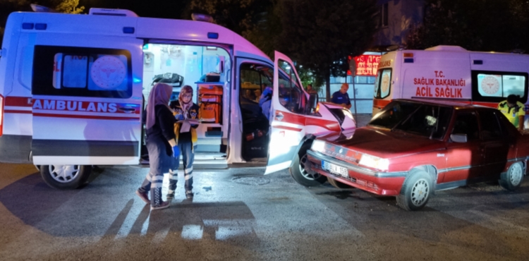 Kayseride ambulans ile otomobil arpt: 2 yaral