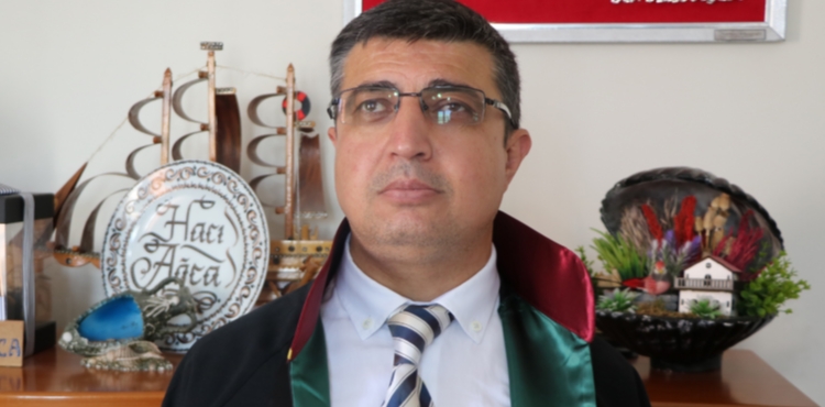 Görme engelli öğretmen, hukuk fakültesinden mezun olduktan 21 yıl sonra avukat oldu