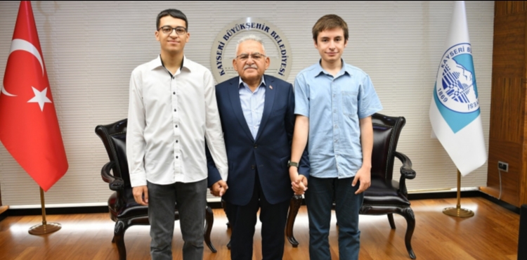 BAŞKAN BÜYÜKKILIÇ’TAN YKS’DE TÜRKİYE DERECESİ YAPAN ÖĞRENCİLERE TAM DESTEK