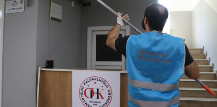 Kayseri'de 18 ykml, okulu boya yaparak yeni eitim ylna hazrlad
