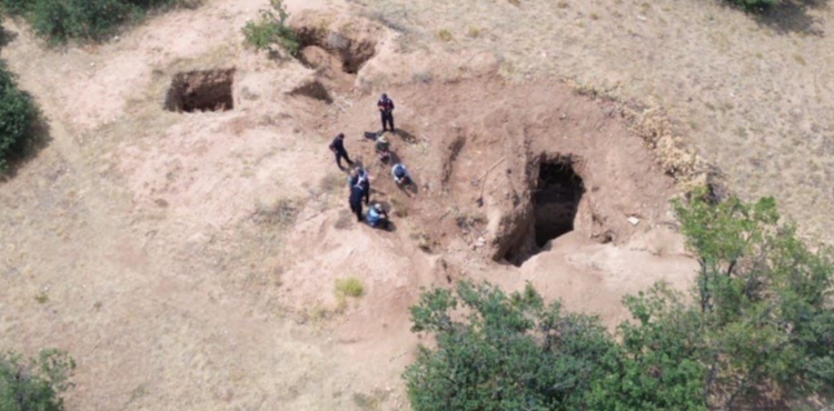 Kaçak kazı yapan 4 kişi fotokapana yakalandı; jandarmanın operasyonu dron kamerasında