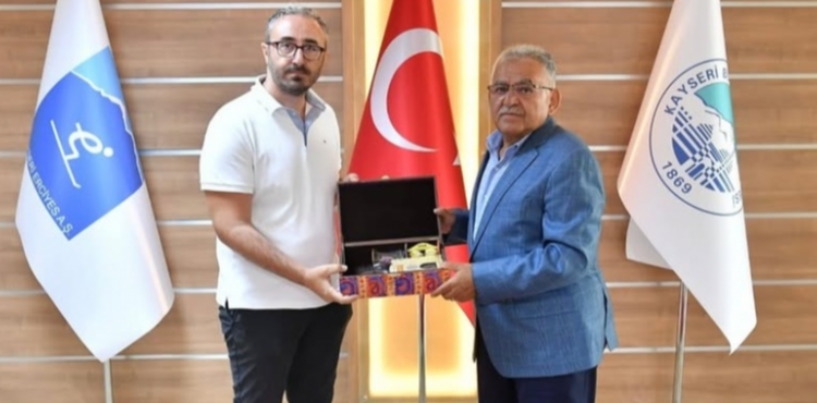 ERCYESN TRK DNYASI YEL, BAKAN BYKKILIǒA TAKDM EDLD