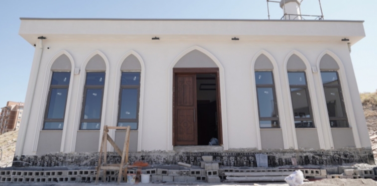 DEMOKRAS MAHALLES'NN BUTK CAMS HIZLA TAMAMLANIYOR