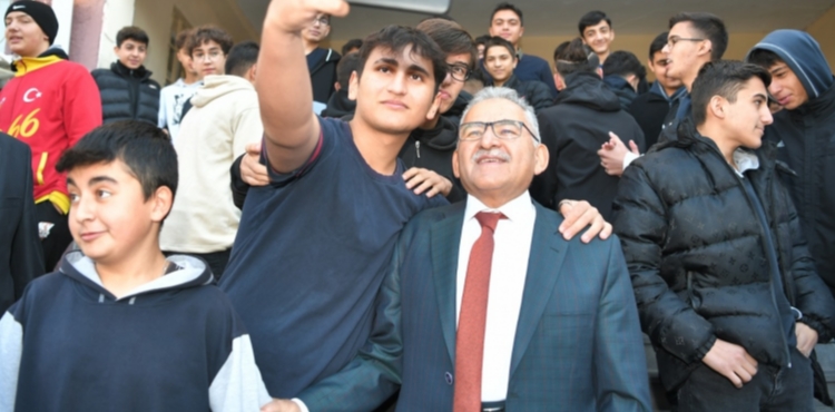 BAŞKAN BÜYÜKKILIÇ’TAN BİR MÜJDE DAHA: ÖĞRENCİLERE ULAŞIM KARTI DESTEĞİ