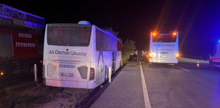 Kayseri'de yolcu otobüsü refüjdeki ağaçlara çarptı: 1 ölü, 13 yaralı