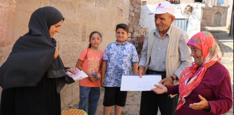 itme engelli ift, rettikleri rnleri yazdklar katlarla turistlere satyor