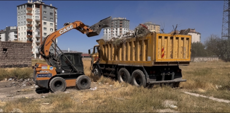 MELİKGAZİ BELEDİYESİ SANAYİ SİTELERİ VE ÇEVRESİNDE TEMİZLİK ÇALIŞMASI YAPTI