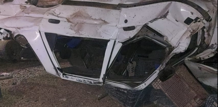 Otomobil, refüje çarpıp devrildi: 5 yaralı