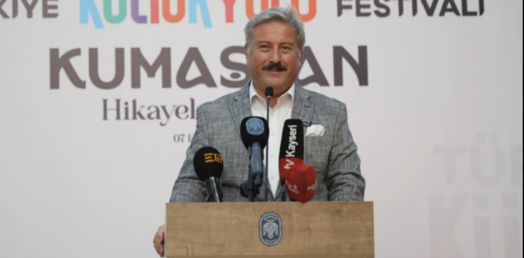 MELİKGAZİ BELEDİYESİ’NİN KUMAŞTAN HİKAYELER SERGİSİ UNUTULMAZ ANLARA TANIKLIK ETTİ