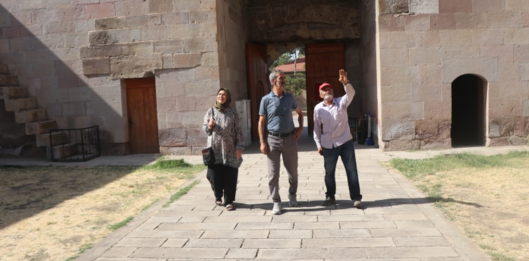 Yzde 84 bedensel engelli, mrn 793 yllk kervansarayn temizliine adad