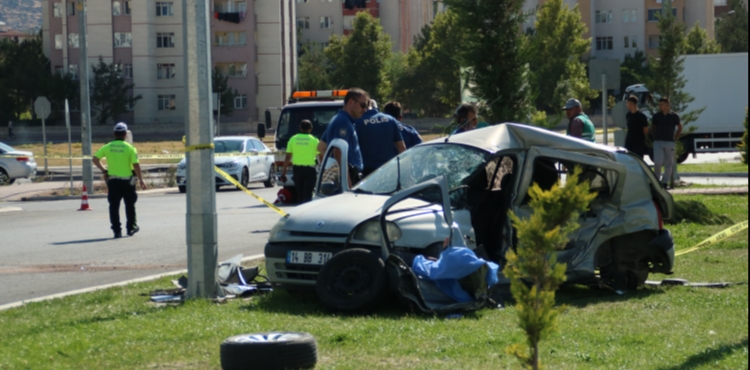 Kayseri’de iki otomobil çarpıştı: 2 ölü, 3 yaralı