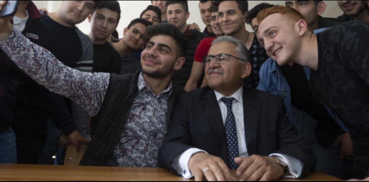BÜYÜKKILIÇ’TAN, 10 BİN ÖĞRENCİYE 42 MİLYON TL’LİK KIRTASİYE VE BESLENME DESTEĞİ