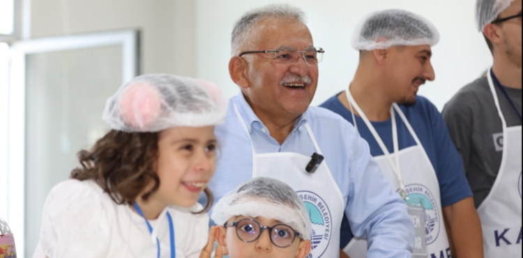 BAŞKAN BÜYÜKKILIÇ, ENGELSİZ YAŞAM MERKEZİ’NDE ÖZEL ÇOCUKLARLA BİRLİKTE HAMBURGER YAPTI