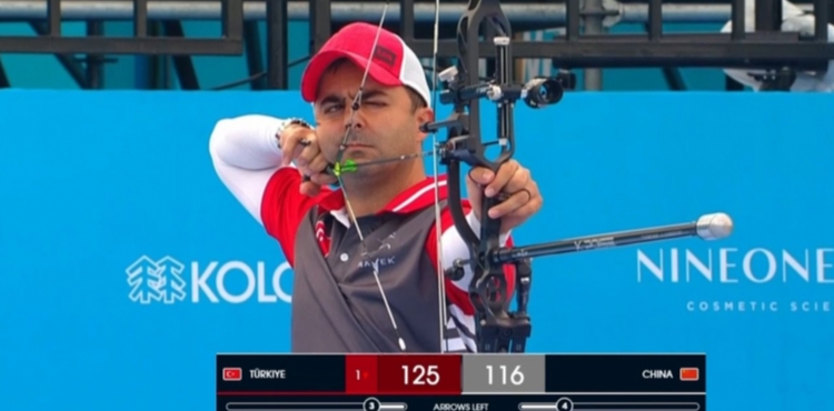 BAKAN BYKKILIǒTAN OKULUKTA DNYA KNCS OLAN SPOR A.. SPORCUSU VE TAKIM ARKADAINA TEBRK