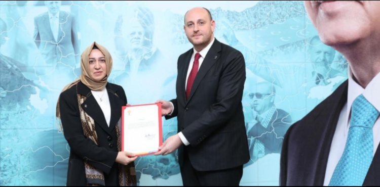 Bakan zdoan, Kayseri'nin ilk kadn ile bakann tebrik etti