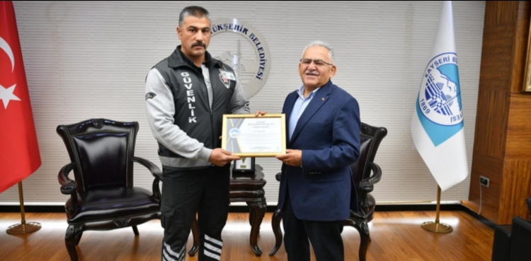 BAŞKAN BÜYÜKKILIÇ’TAN, RAYLI SİSTEM İSTASYONUNDA REFLEKSİYLE HAYAT KURTARAN PERSONELE TEŞEKKÜR BELGESİ