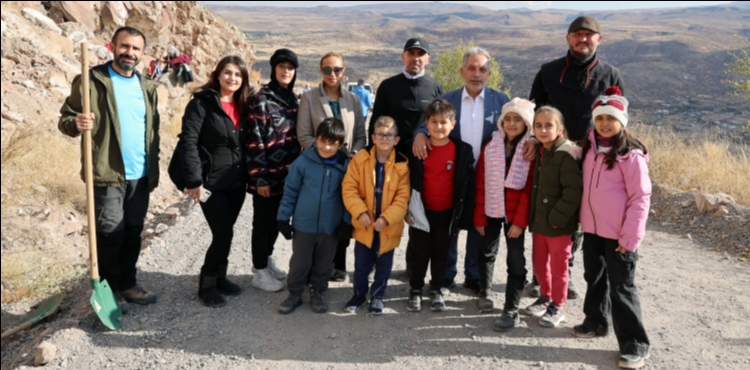 CUMHURYET COKUSU AL DAINDA YEERD