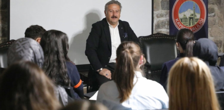 BAŞKAN PALANCIOĞLU, MEKTEP MELİKGAZİ ÖĞRENCİLERİ İLE BİR ARAYA GELDİ