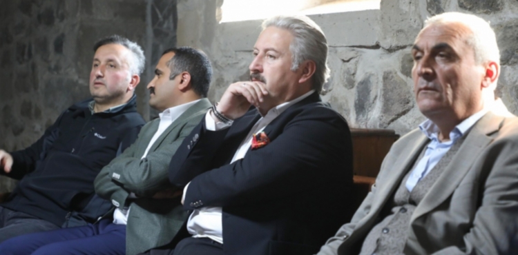 VAL GKMEN EK MEKTEP MELKGAZݒDE RENCLERLE TECRBELERN PAYLATI