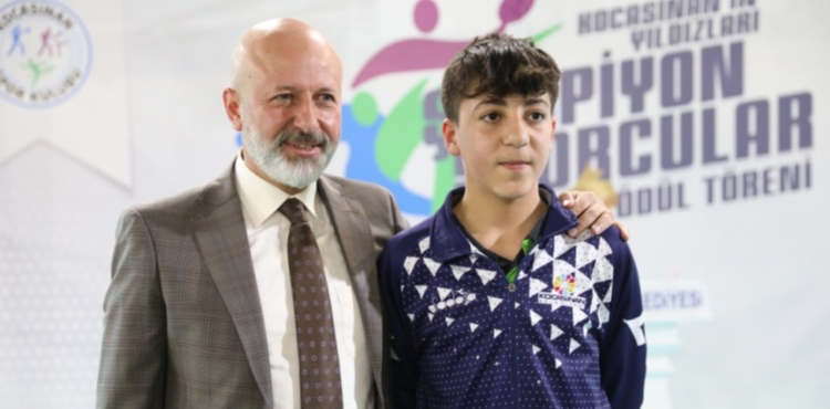 KOCASNAN'IN MLL GURURUNU BAKAN OLAKBAYRAKDAR TEBRK ETT