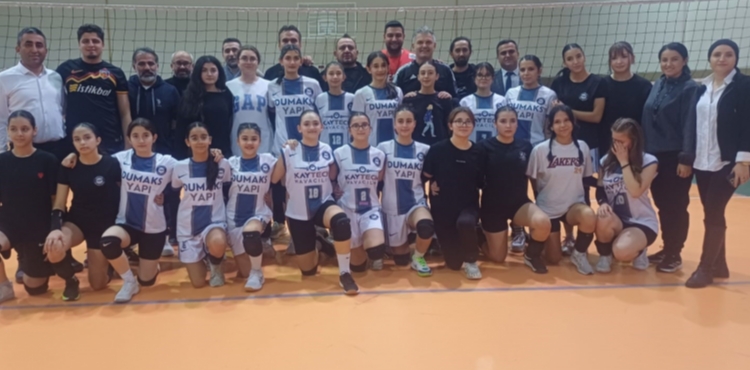 Gazeteciler ile ERVA Spor Okullar� ��rencilerinden dostluk ma�� 