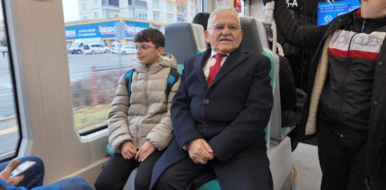 BA�KAN B�Y�KKILIǒTAN, KAYSER�L�LER �LE SAM�M� SOHBET E�L���NDE TRAMVAY YOLCULU�U