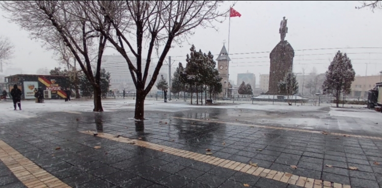 Cumhuriyet Meydan��nda y�k�lan kafeler meydan�n �ehresini de�i�tirdi