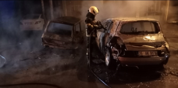 Oto tamircisinde ��kan yang�nda, 3 ara� kullan�lamaz hale geldi