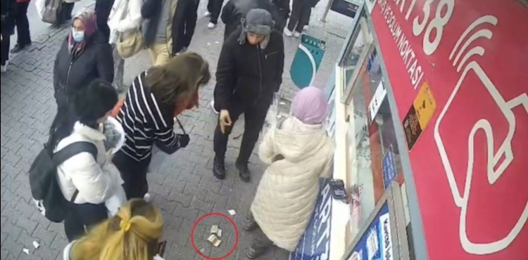 Ula��m A.�. personeli d���r�len 250 Euro�yu sahibine teslim etti