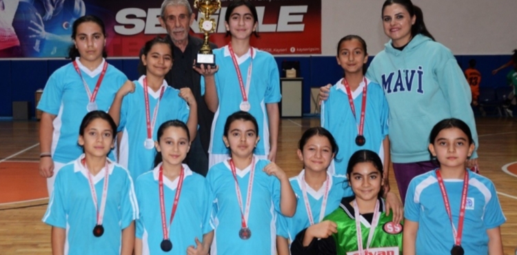 Okul sporlar� k���kler hentbol m�sabakalar� tamamland�