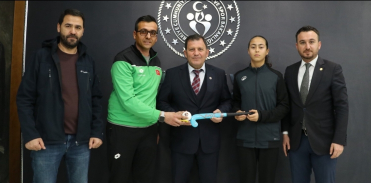 U14 milli tak�m aday� sporcu ve antren�r�nden �l M�d�r�ne ziyaret 