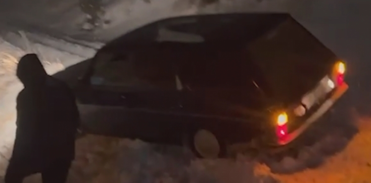 ARA�TA MAHSUR KALAN 3 VATANDA� DONMA TEHL�KES�NE KAR�I KURTARILDI