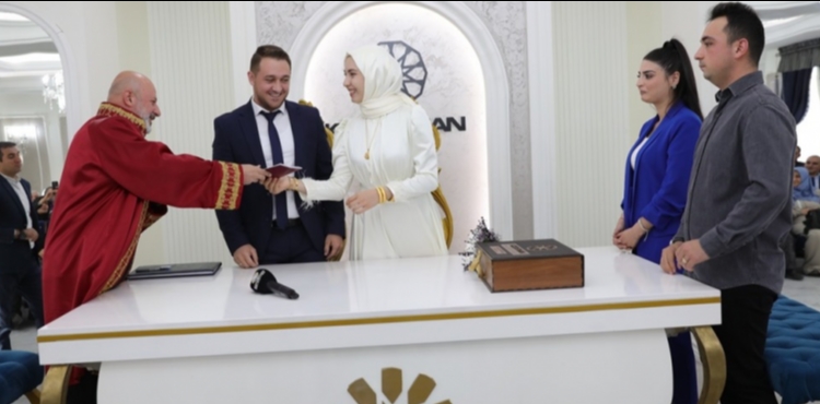 A�LE YILI KOCAS�NAN�DA MUTLULUKLA TA�LANDI: 2 B�N 638 ��FT EVLEND�