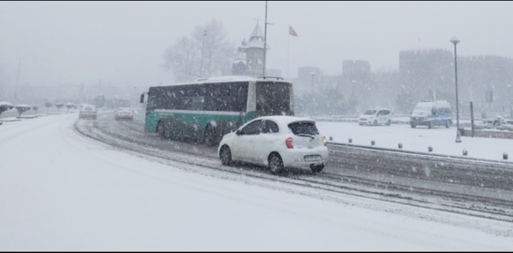 Yeni y�l�n ilk g�n�nde Kayseri beyaza b�r�nd�