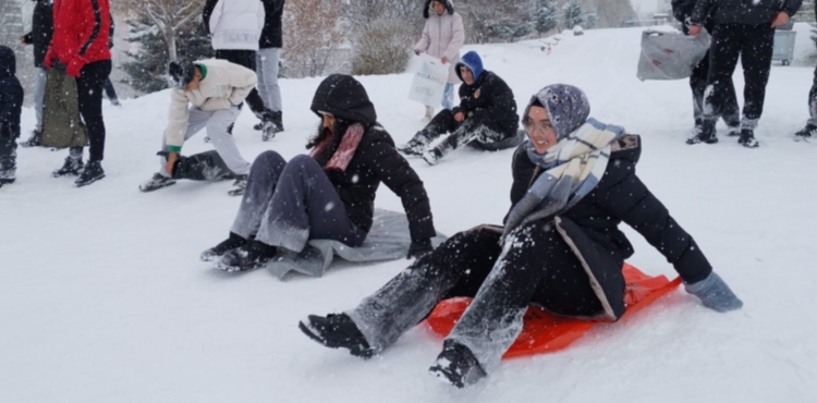 Yeni y�l�n ilk g�n�nde Bele� Tepe�de po�etli kayak keyfi
