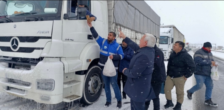 P�narba�� il�esinde yolda kalanlara ikram